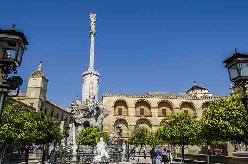 Córdoba 007 - Triunfo de San Rafael de la Puerta del Puente.jpg